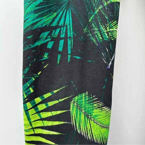 Fabletics Yogi Capri Green Tropical Rainforest Print Yoga Leggings Sz M - Picture 9 of 15